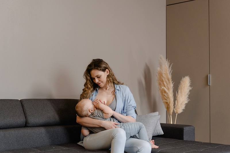 skin to skin care while breastfeeding baby